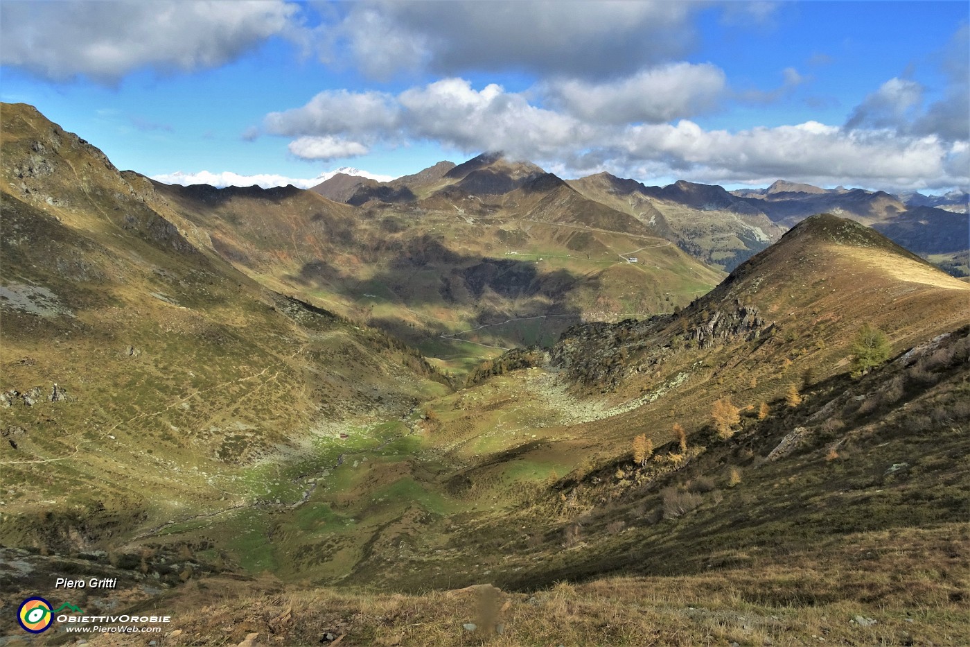 73 Spettacolare vista verso il Monte Mincucco colorato d'autunno e ( a sx) sulla Valle  delle Alpi Ponteranica  e Agheta .JPG